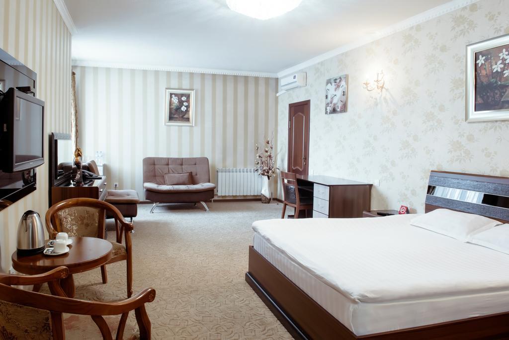 Albatros Hotel Бишкек Экстерьер фото