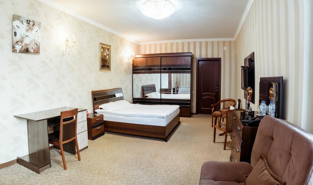 Albatros Hotel Бишкек Экстерьер фото