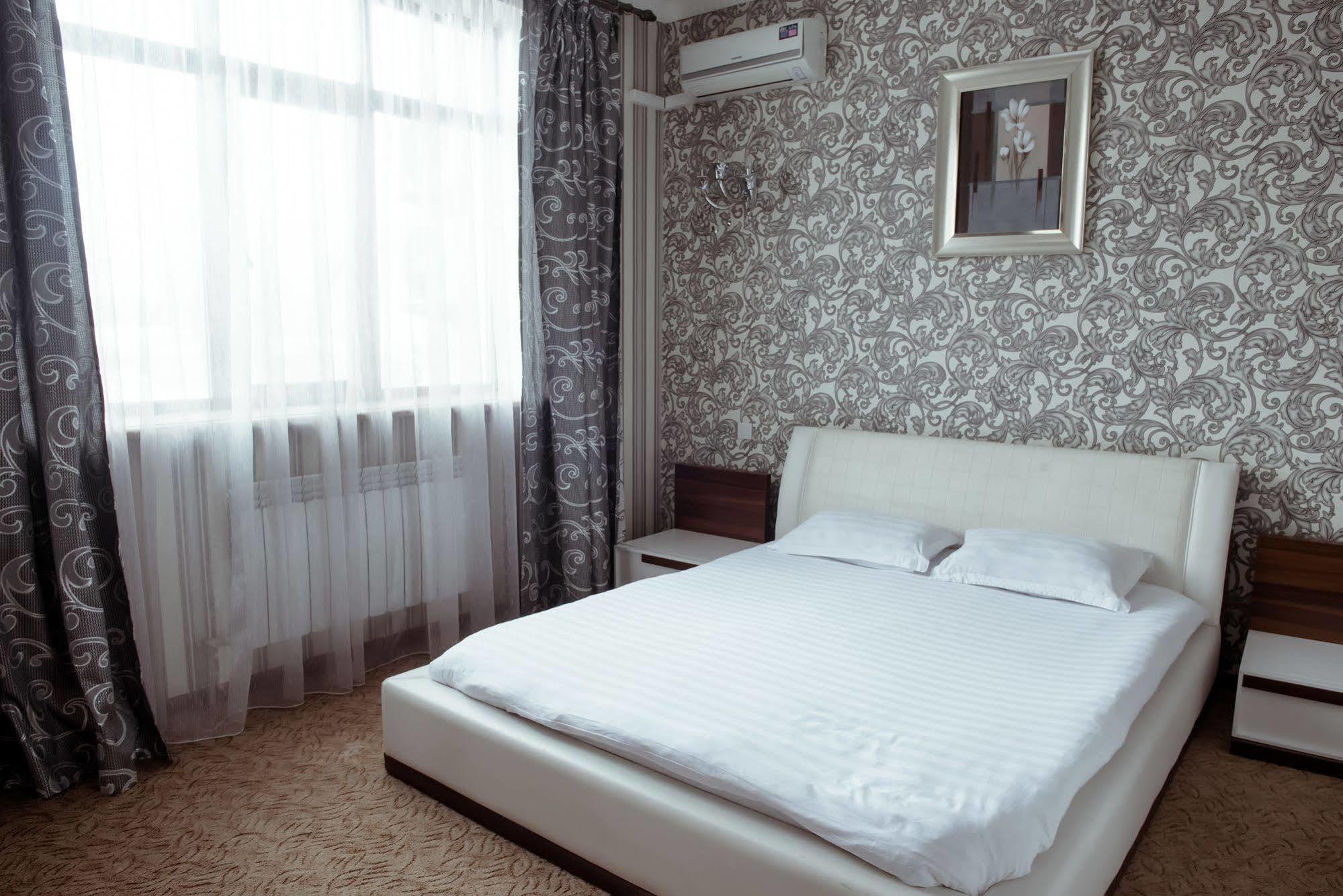 Albatros Hotel Бишкек Экстерьер фото