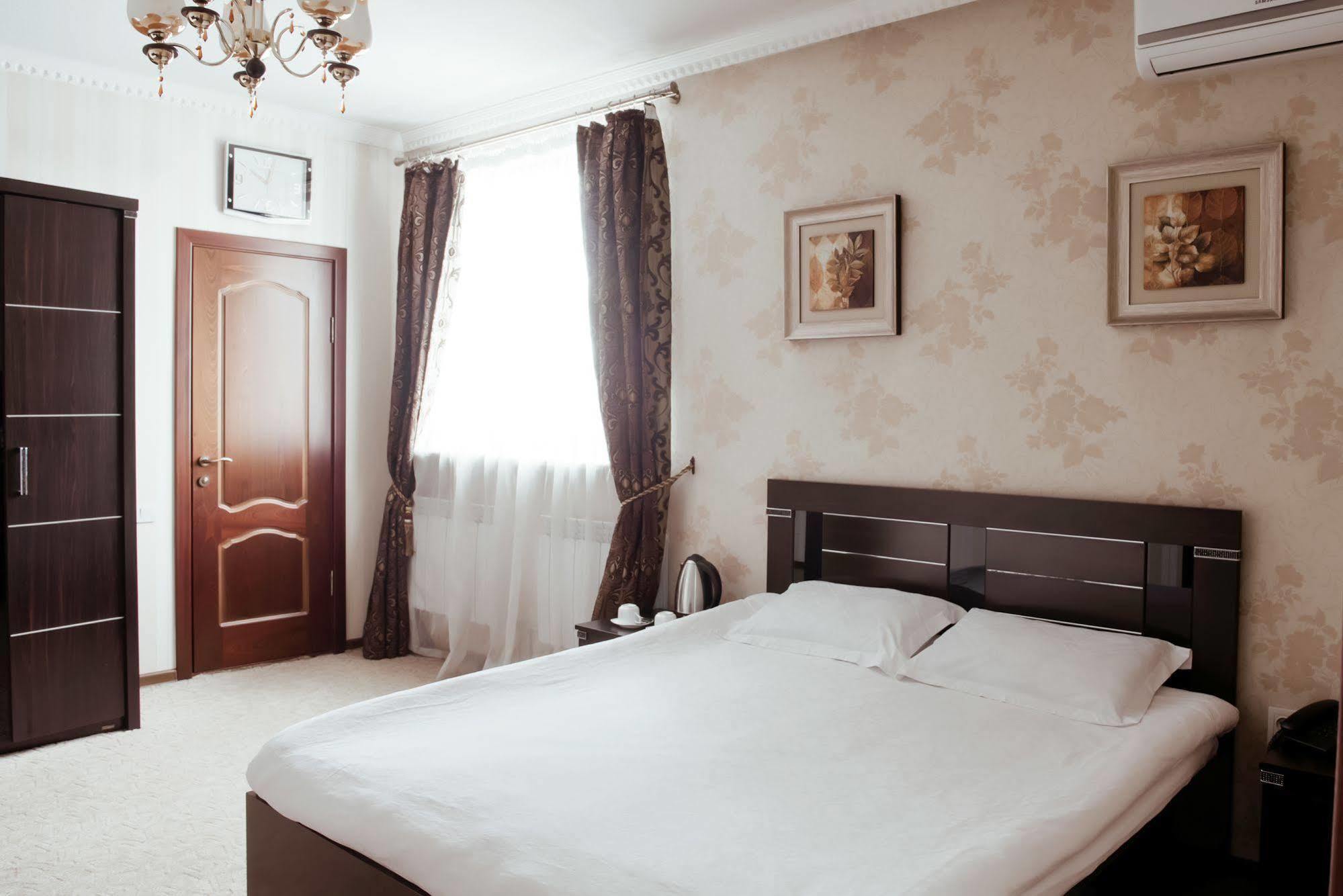 Albatros Hotel Бишкек Экстерьер фото