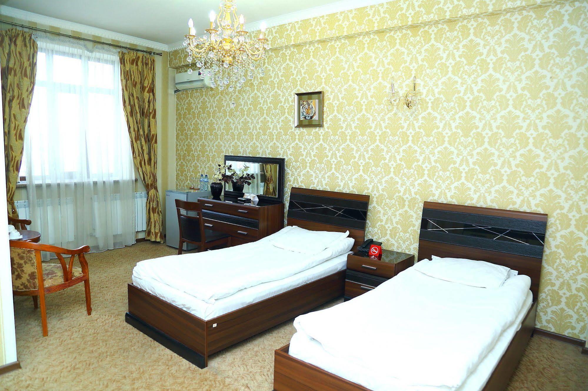 Albatros Hotel Бишкек Экстерьер фото