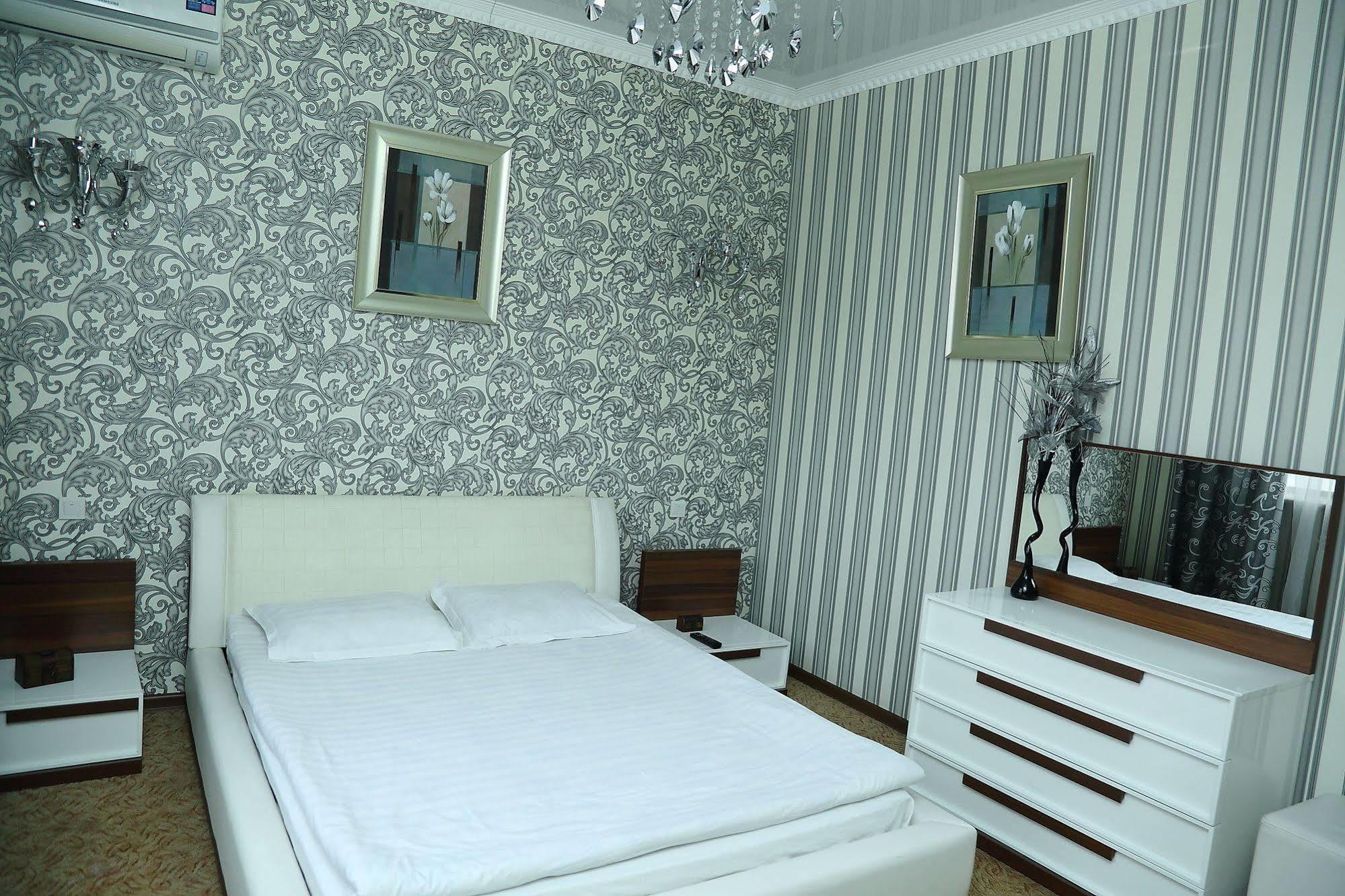 Albatros Hotel Бишкек Экстерьер фото